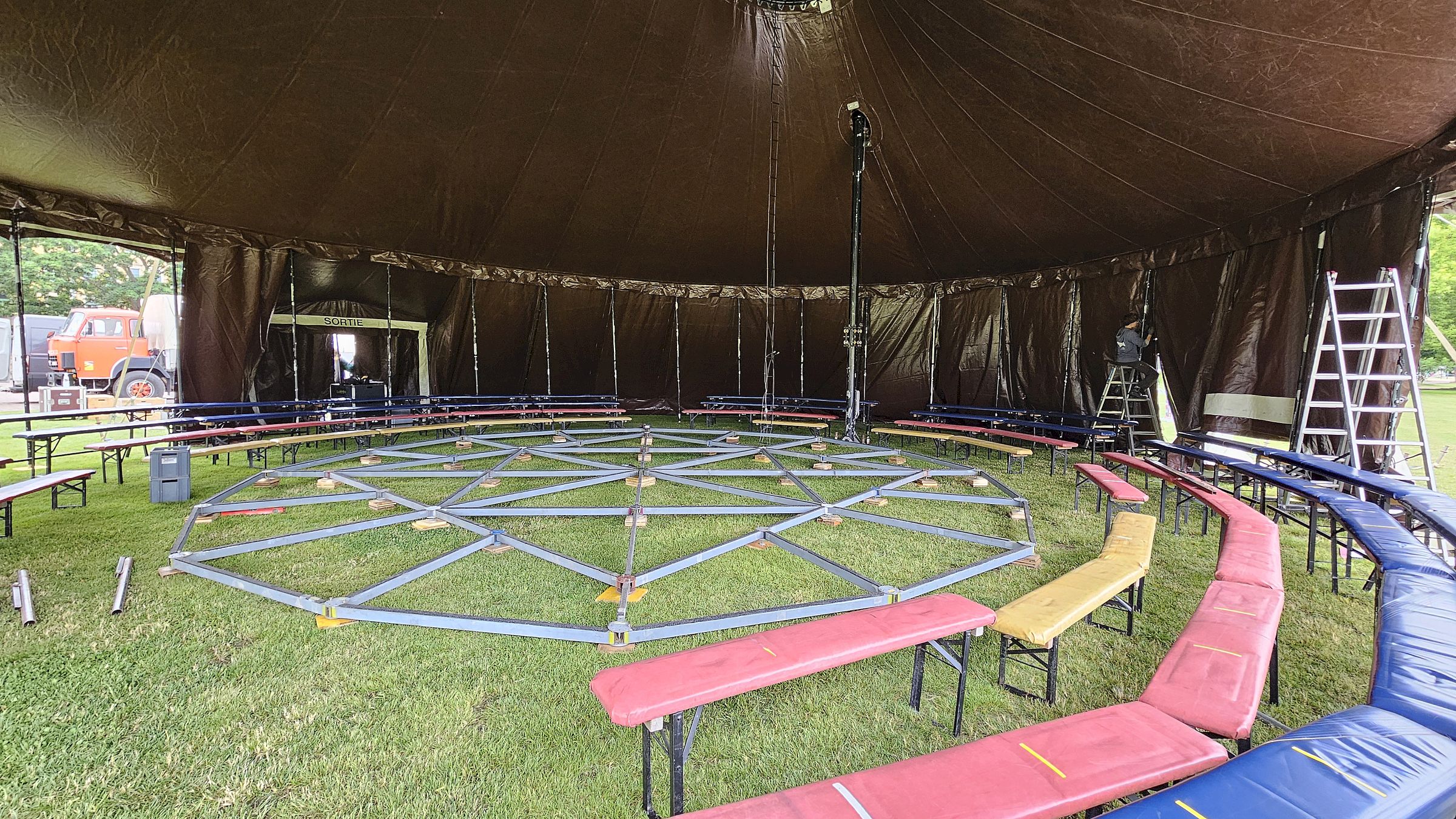 Zirkuszelt - Foto: Anton Launer