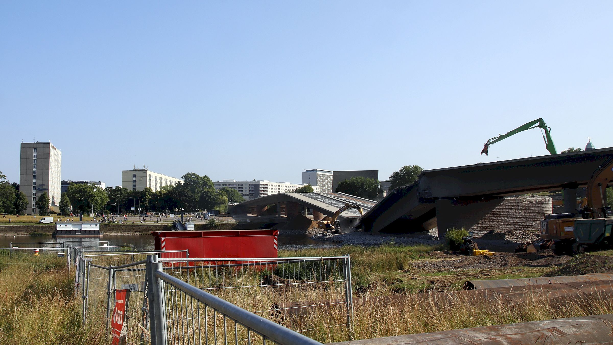 Die Bagger haben die Brücke zügig zum Einsturz gebracht. Foto: Anton Launer