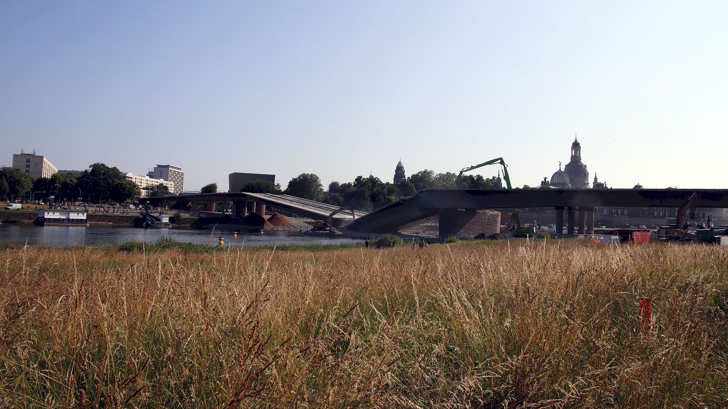 Kurz nach 17 Uhr lagen die beiden großen Mittelteile von Zug A und B auf der Baustraße. Foto: Anton Launer