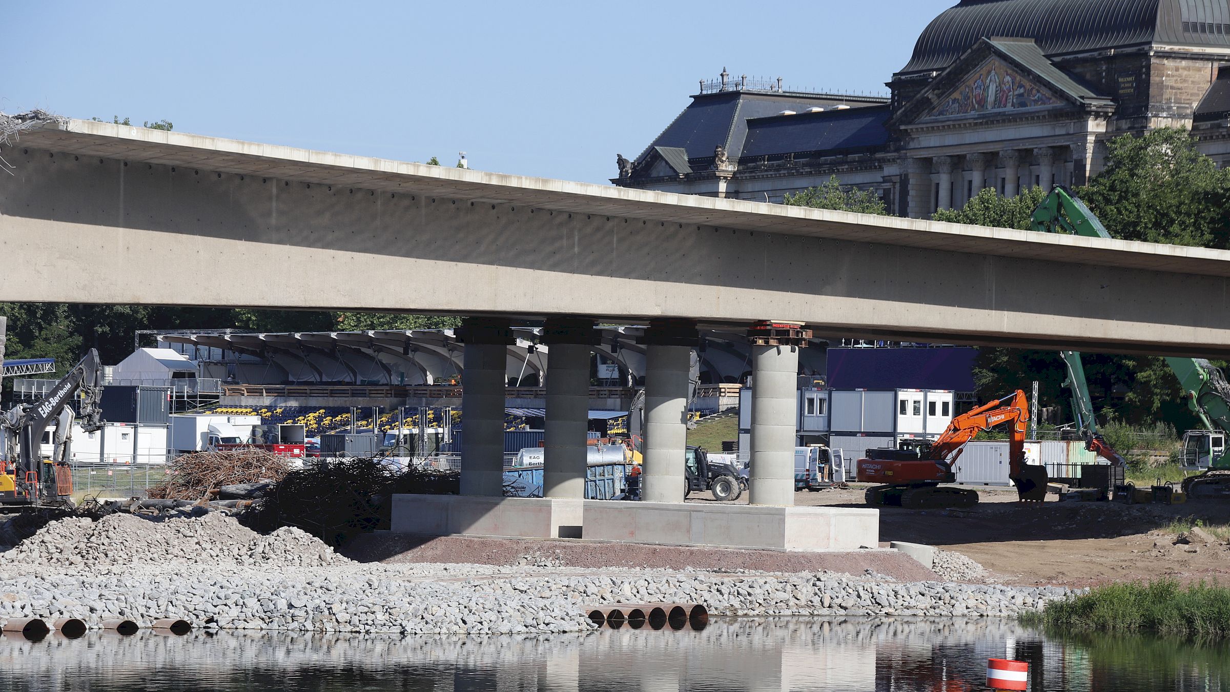 Stützpfeiler für die Neustädter Seite der Carolabrücke - Foto: Anton Launer