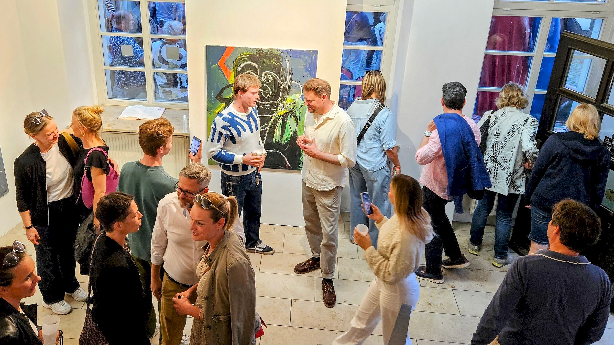 Stets umringt und stets für ein Selfie bereit: Comedian Max Giermann - Foto: Anton Launer