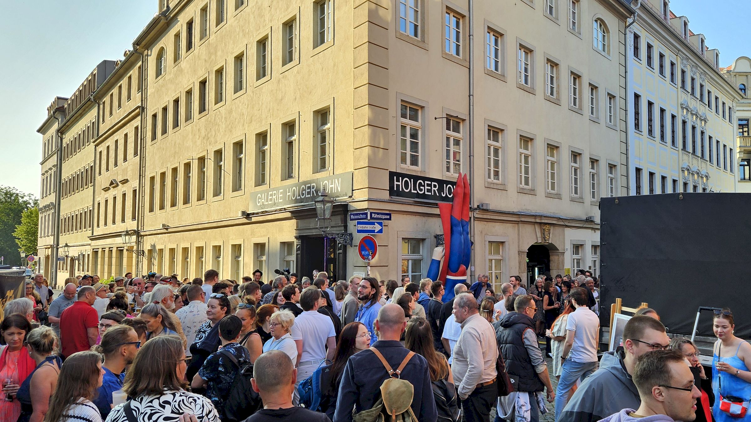 Kleines Straßenfest auf der Rähnitzgasse anlässlich der Vernissage - Foto: Anton Launer