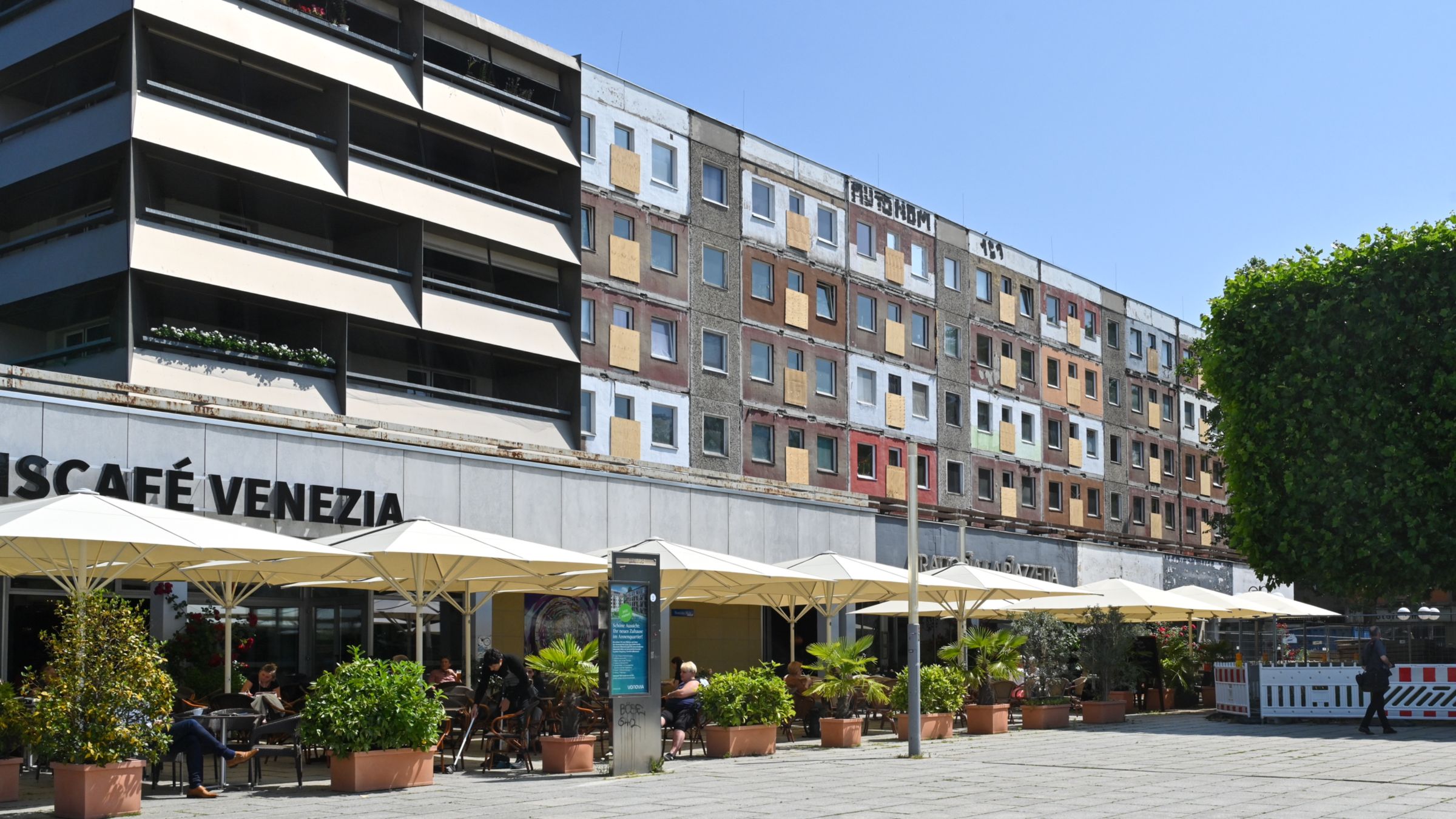 Die noch unsanierten Plattenbauten neben dem ehemaligen Eiscafé Kristall, heute Venezia am Neustädter Markt - Foto: Vonovia/Anja Schneider