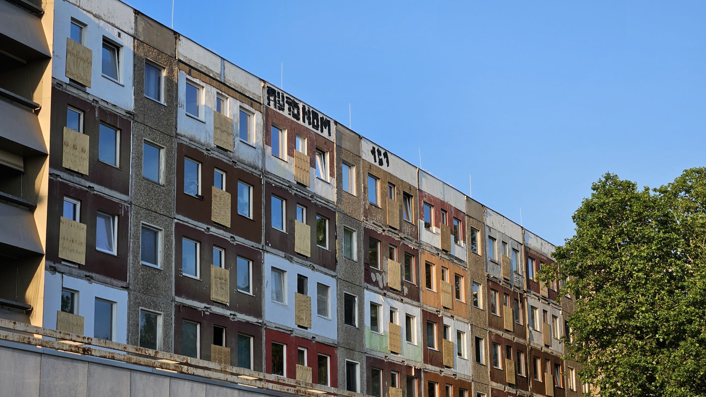 Die Platten sollen neue Balkons bekommen. Foto: Anton Launer