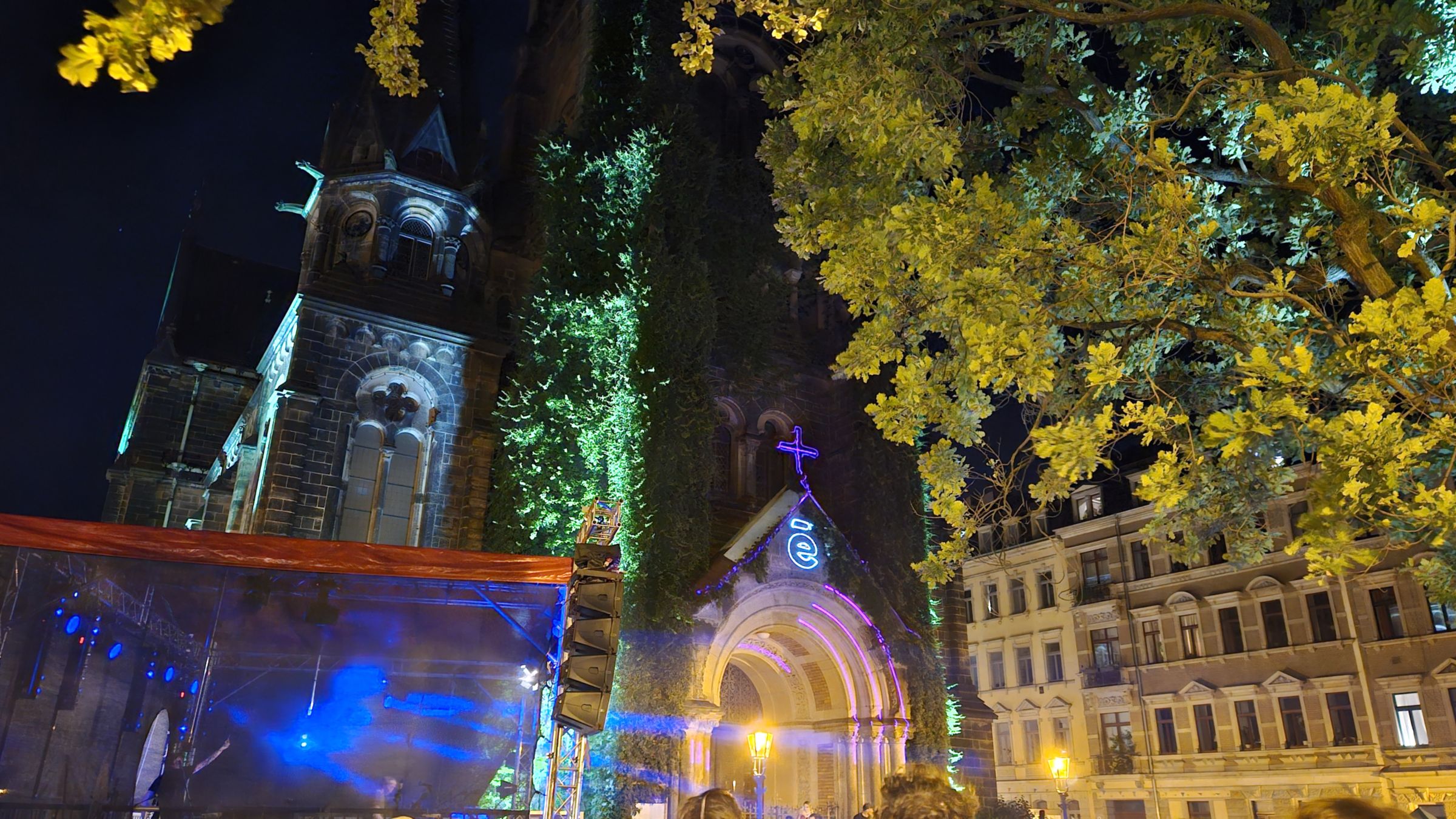 Martin-Luther-Platz illuminiert - Foto: Anton Launer