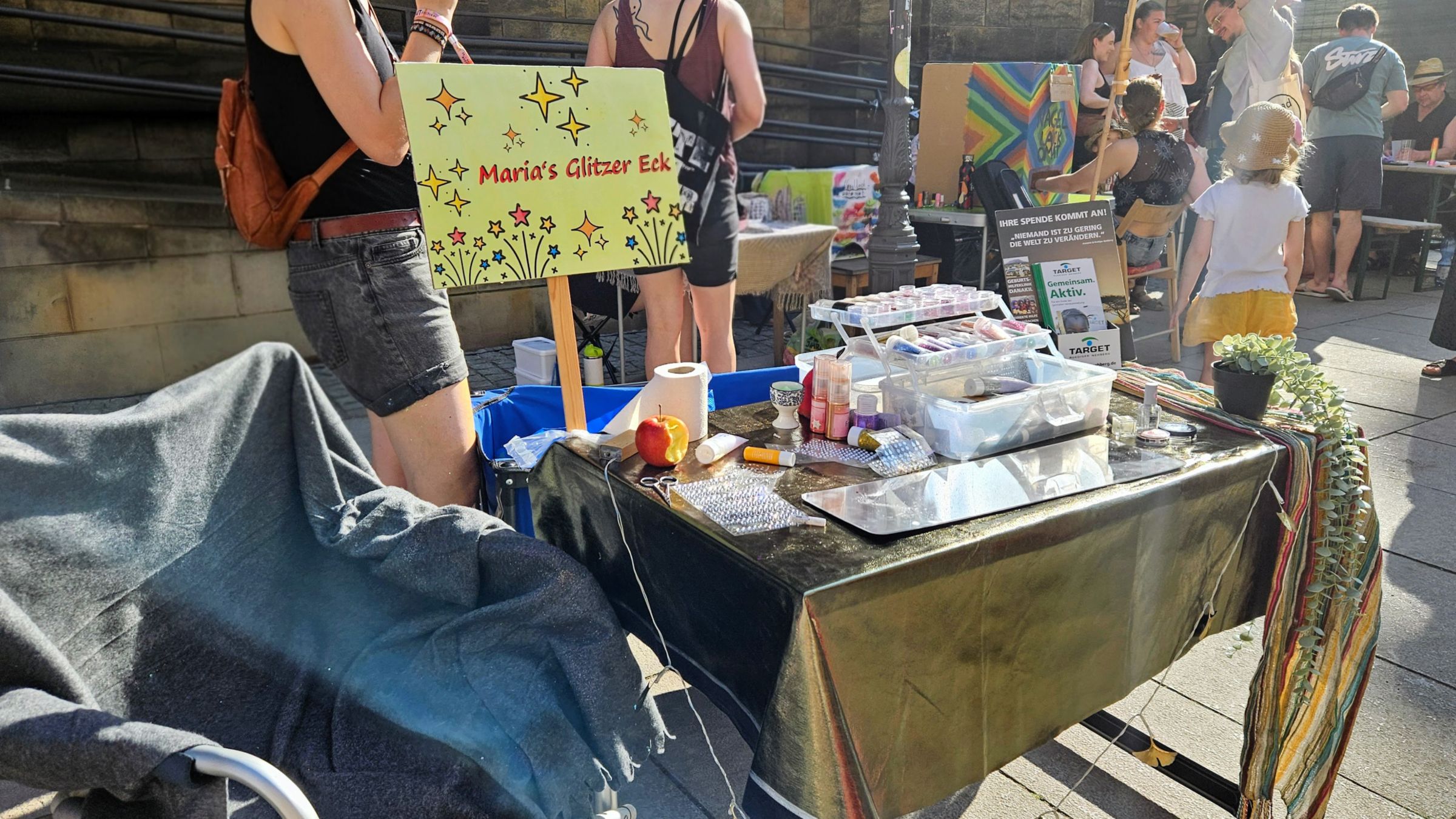 Maria's Glitzerecke und im Hintergrund der Nagellackomat - Foto: Anton Launer