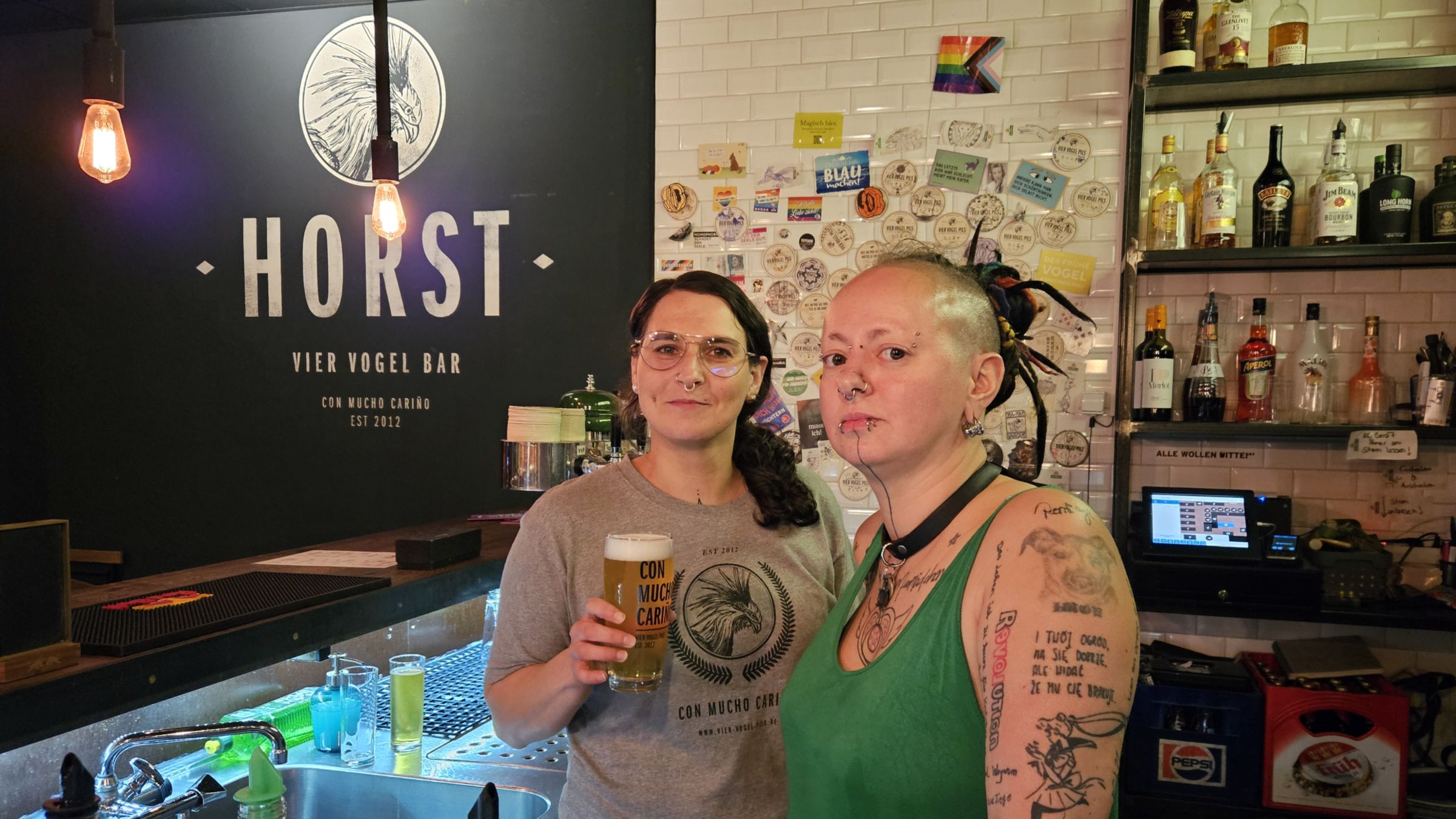 Schenken noch bis Ende des Monats Bier "Con mucho Cariño" mit viel Liebe aus: Jenny und Dajana. Foto: Anton Launer