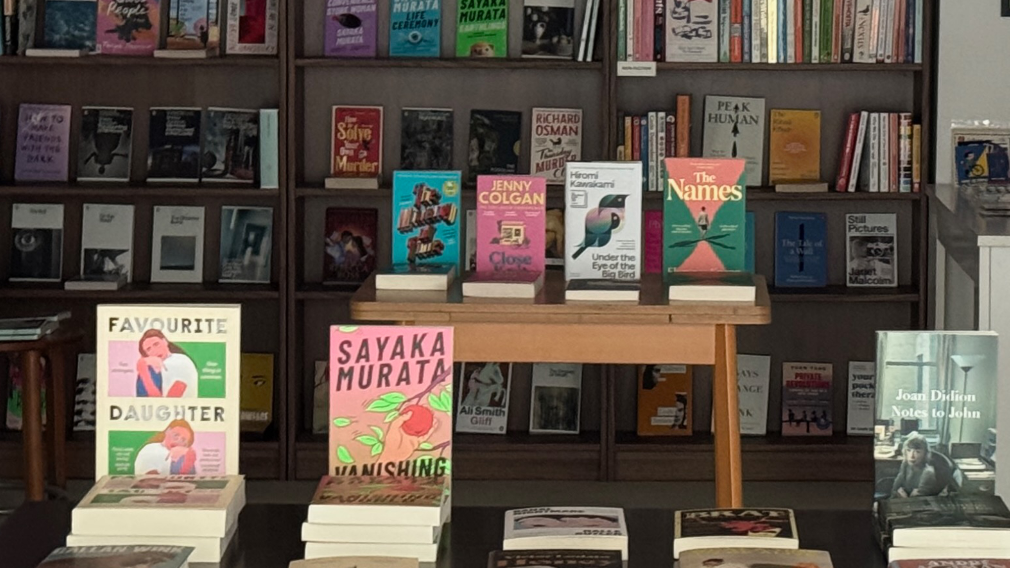 Viral, neu erschienen und zeitlos: Das Read the Room lädt zum Stöbern ein.