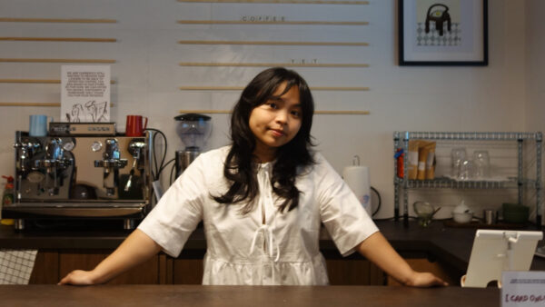 Hannah Cau eröffnet das "Read The Room" auf der Hauptstraße.