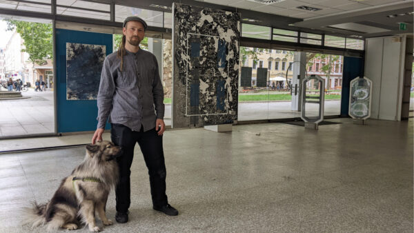 Alabaster Becher belebt den Leerstand im ehemaligen Möbelladen an der Hauptstraße.