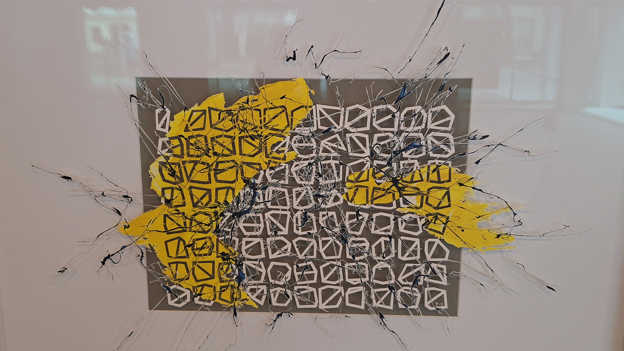 Das ist kein bemaltes Glas. Das ist ein (!) Stück bemaltes Papier.