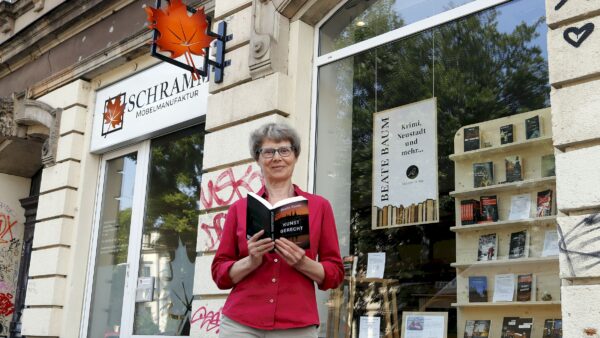 Beate Baum mit ihrem neuen Buch "Kunstgerecht" vor ihrem Schaufenster auf der Königsbrücker Straße. Foto: Anton Launer