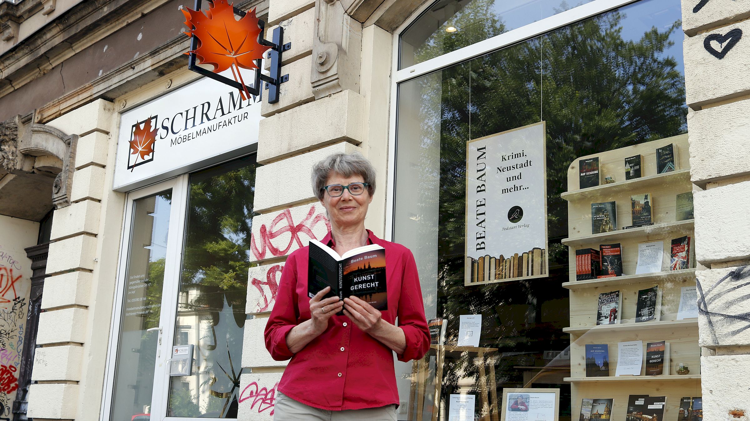 Beate Baum mit ihrem neuen Buch "Kunstgerecht" vor ihrem Schaufenster auf der Königsbrücker Straße. Foto: Anton Launer