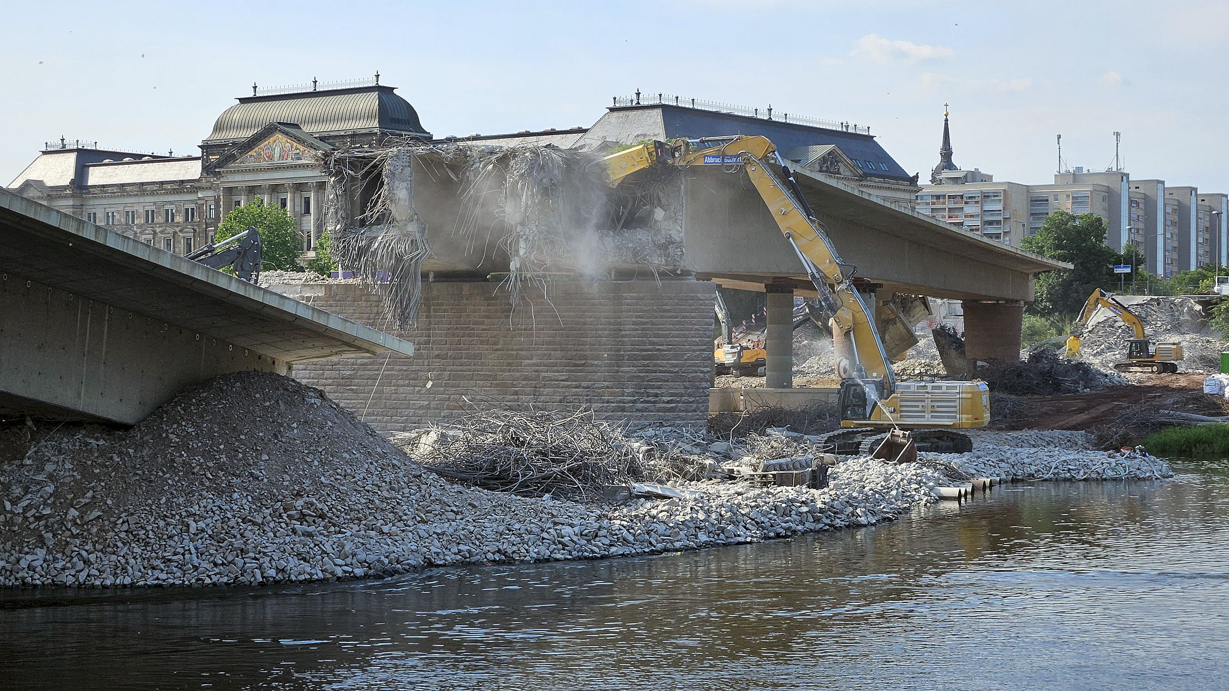 Aktuell wird die alte Carolabrücke abgerissen. Foto: Anton Launer