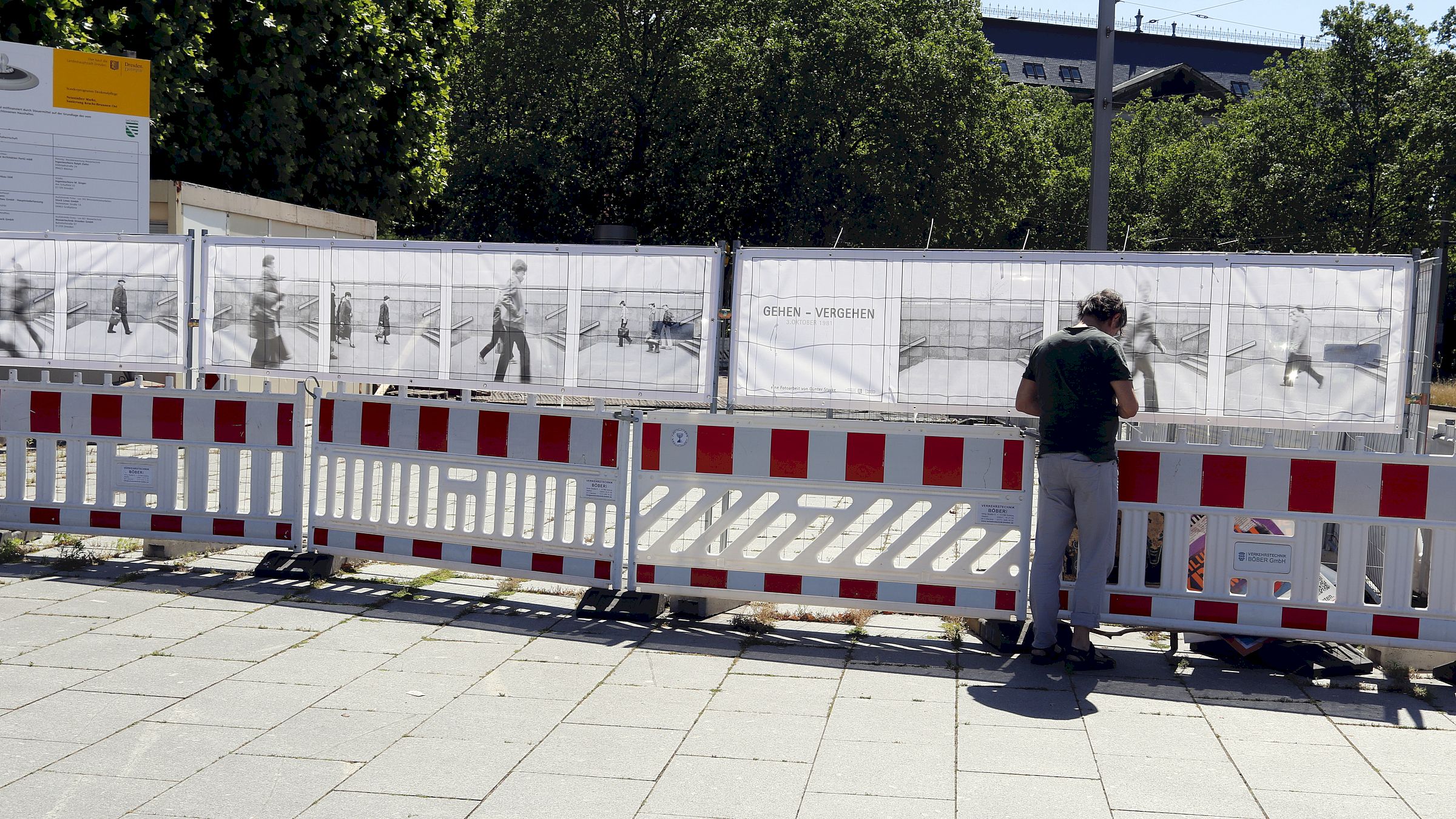 Die Ausstellung befindet sich am Bauzaun, unmittelbar neben dem Goldenen Reiter. Foto: Anton Launer
