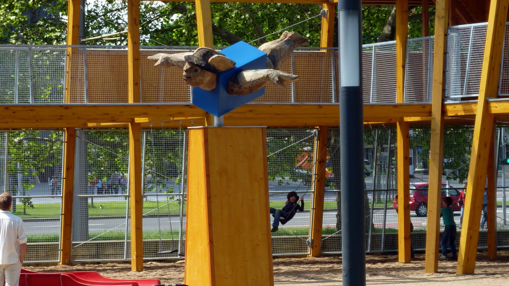 Merkur schwebt nach Werkstattbesuch wieder auf seinem drei Meter hohen Sockel. 