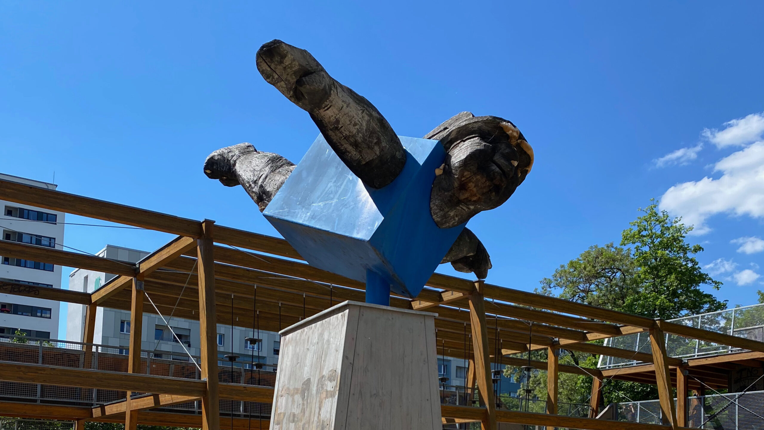 Ende 2024: Merkur hängt abgerockt auf seinem Sockel herum.