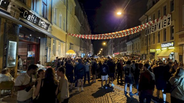 Die nächtliche Louisenstraße war gut gefüllt. Foto: Anton Launer
