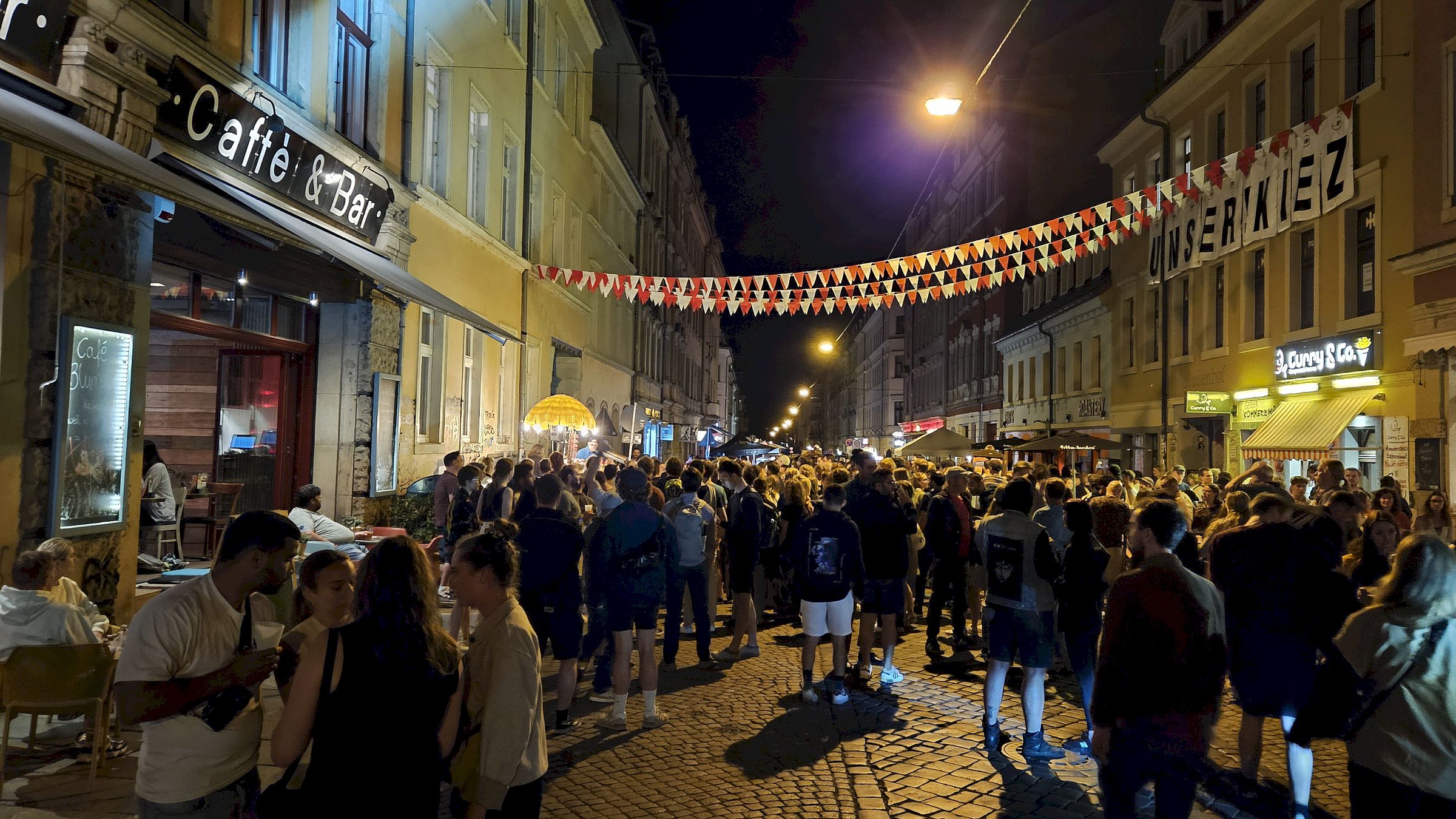 Die nächtliche Louisenstraße war gut gefüllt. Foto: Anton Launer