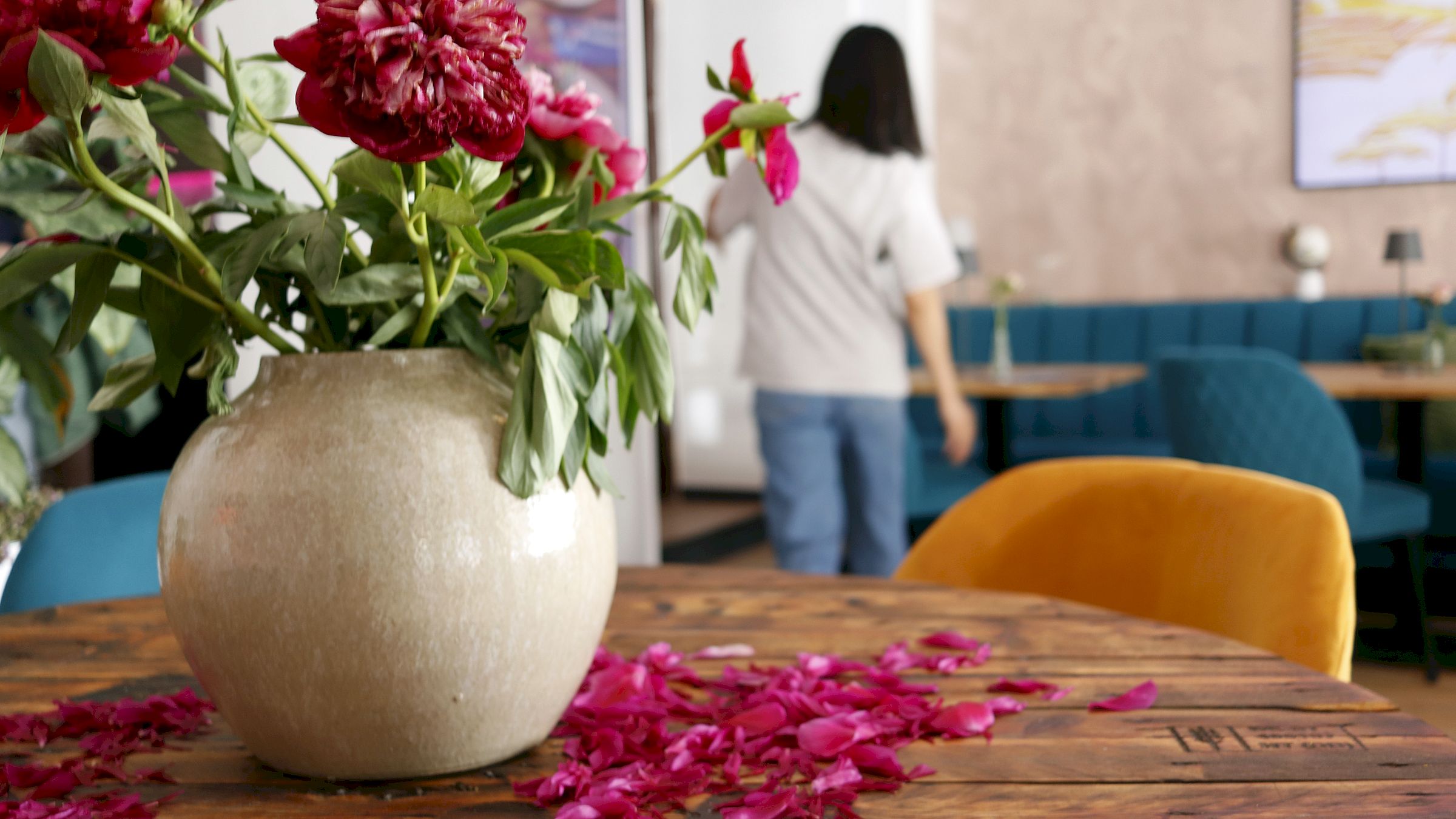 Zentraler Hingucker im Café ist die schmuck aufgearbeitete Kabeltrommel. Foto: Anton Launer