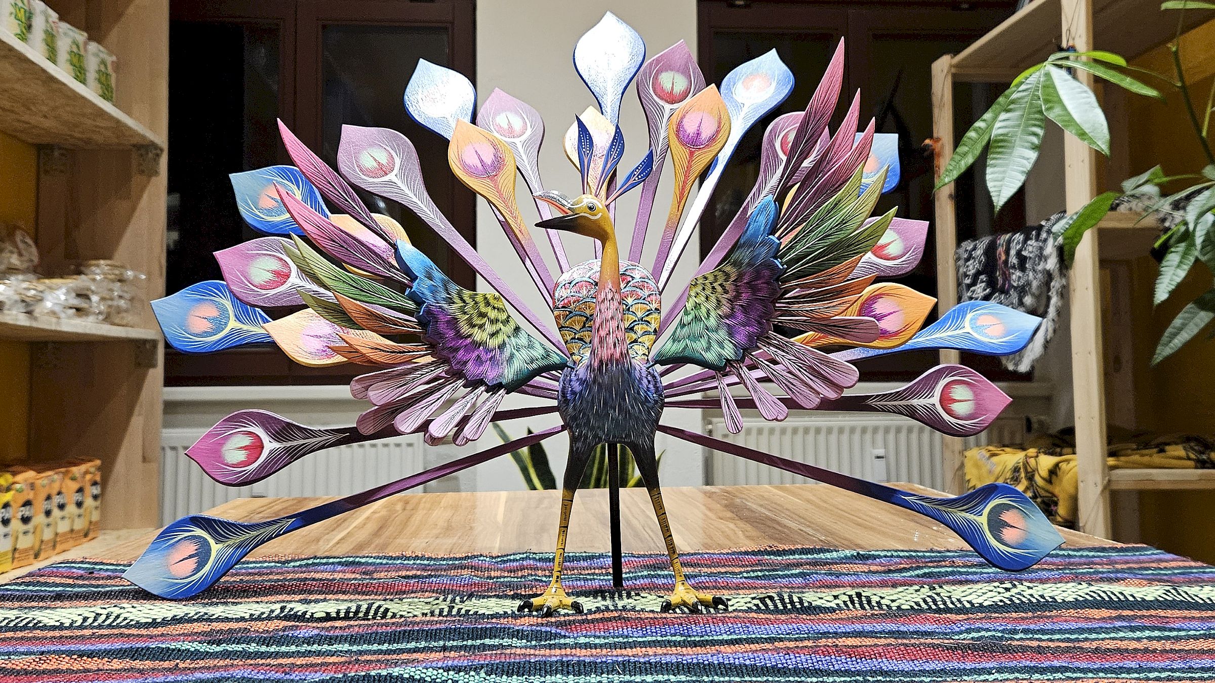 Wunderbunter Holzpfau im Hinterzimmer. Foto: Anton Launer