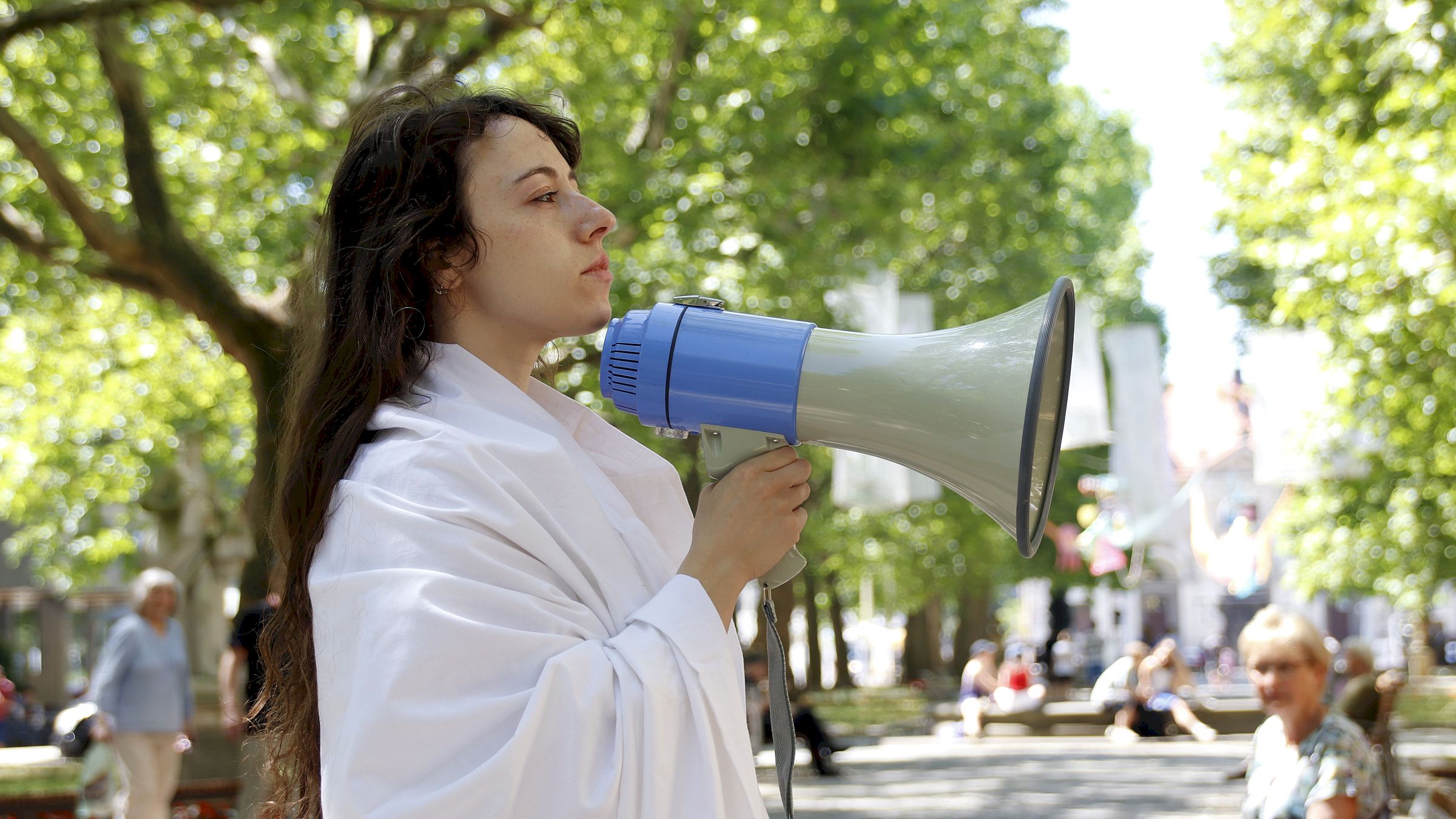 Eliana Pliskin Jacobs mit der Show "Das atmende Haus" - auf der Hauptstraße zum Schaubudensommer - Foto: Anton Launer