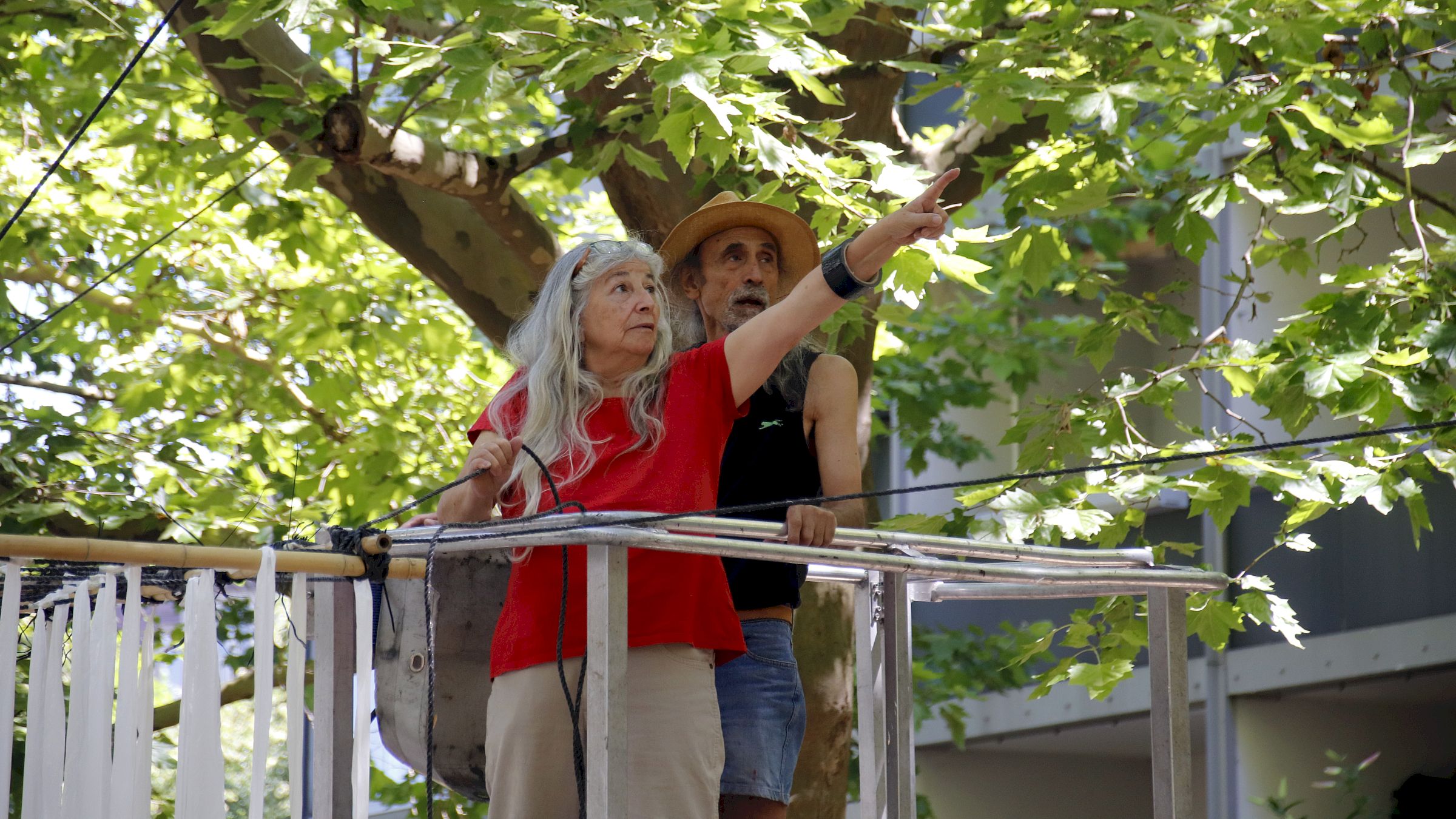 Haben die Hauptstraße geschmückt: Muriel Cornejo und César Olhagaray - Foto: Anton Launer