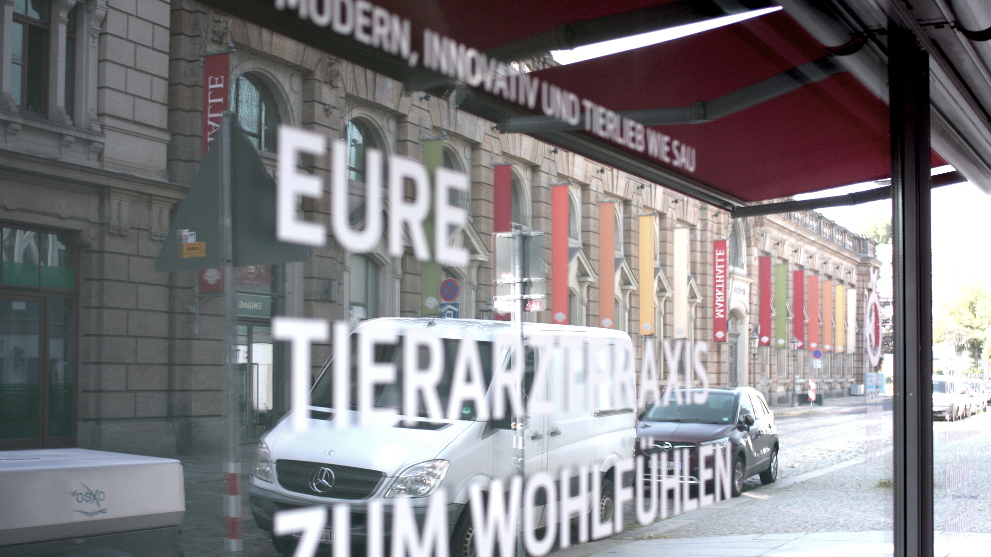 "modern, innovativ" – und schön gelegen möchte man der Selbstbeschreibung hinzufügen. Die Tierarztpraxis liegt in der Hauptstraße, gegenüber der Markthalle. Foto: Victor Franke