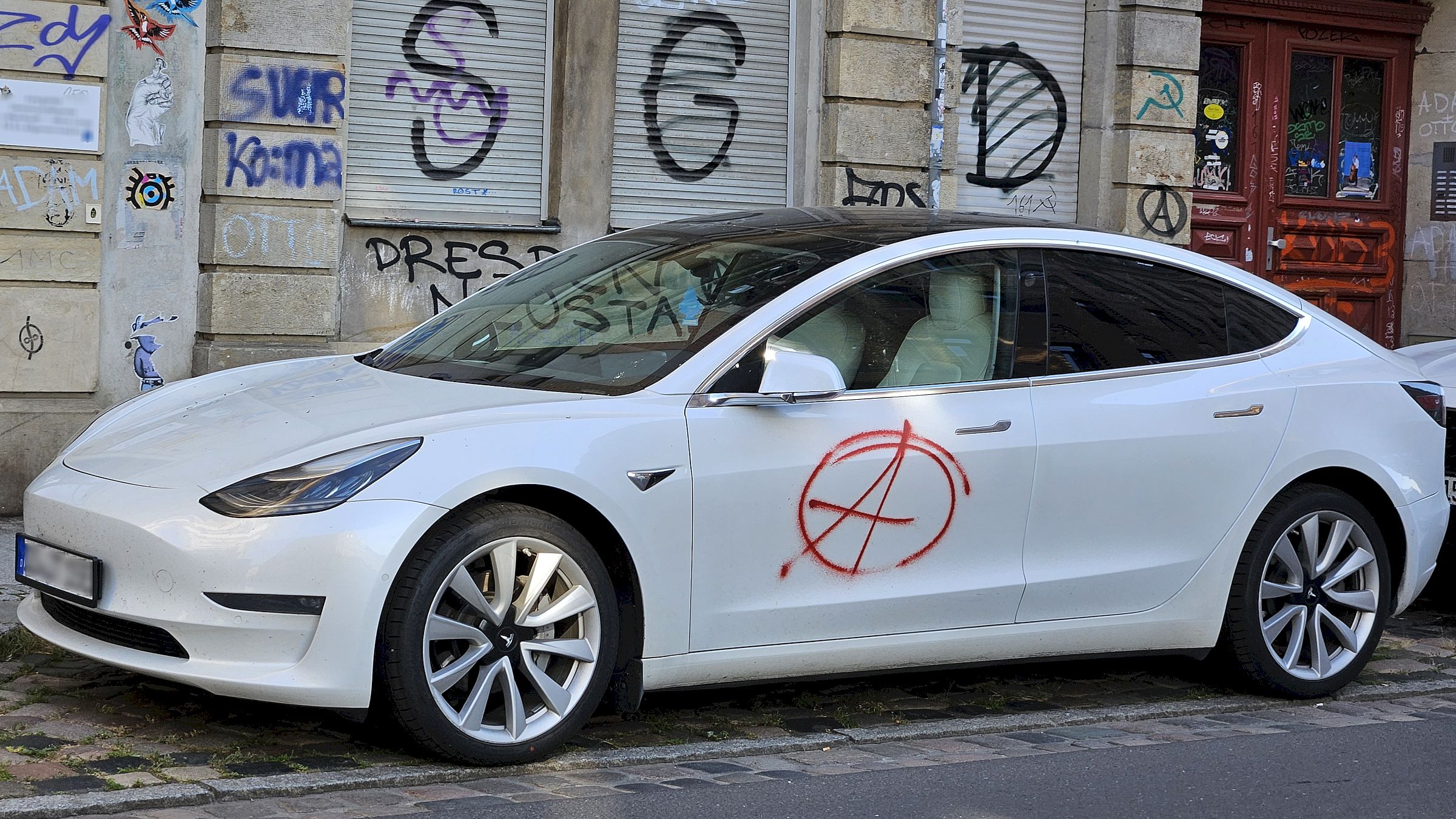 Besprühter Tesla - Foto: Anton Launer