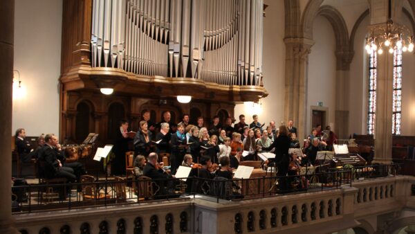 Chor vor der Orgel in der Martin-Luther-Kirche