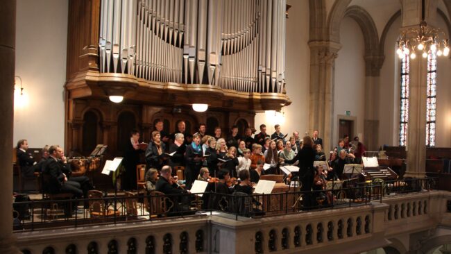 Chor vor der Orgel in der Martin-Luther-Kirche