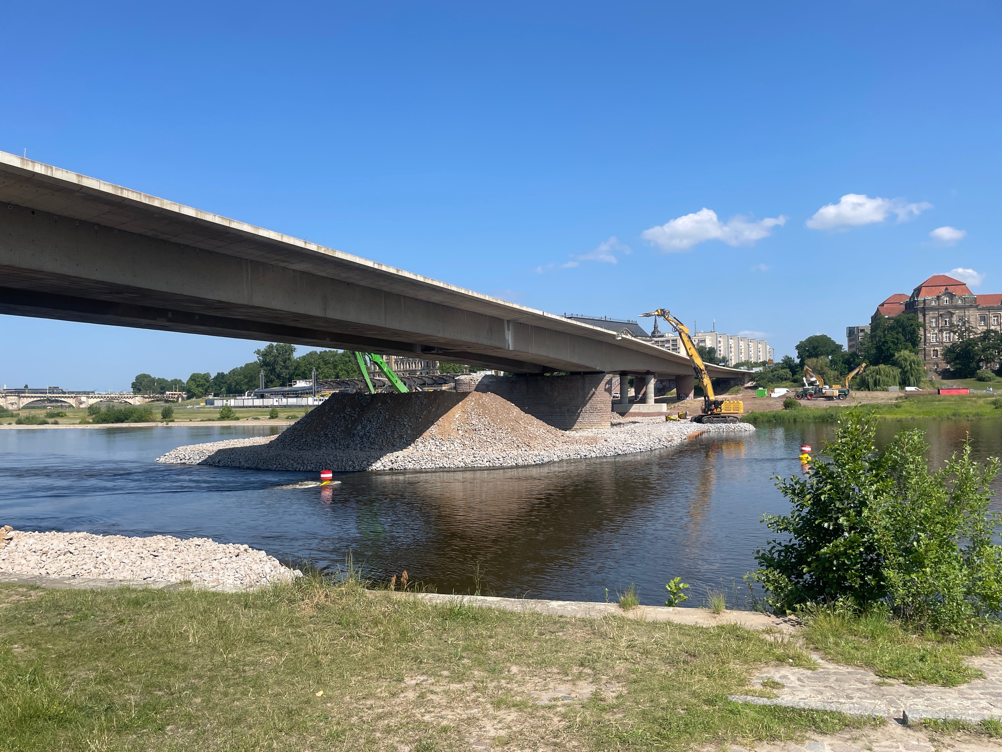 Mit einer winzigen Kerbe in der Brücke ging es am Vormittag los. Foto: Floris Hübner