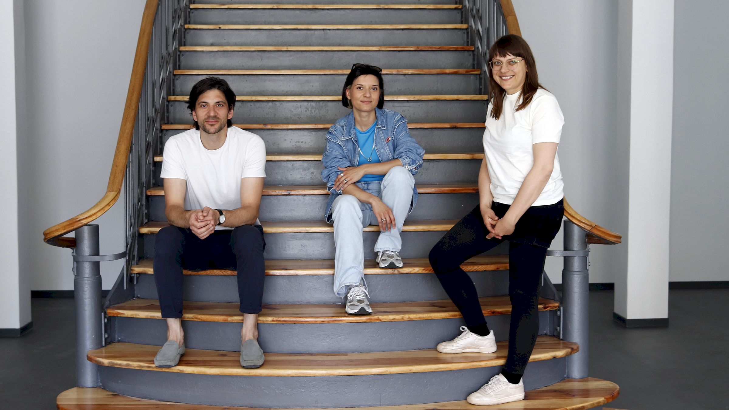 Aram Haydeyan, Stefanie Zúñiga Chongo und Yvonne Bonfert auf der Prachttreppe im Erdgeschoss des künftigen Offline-Shops. Foto: Anton Launer