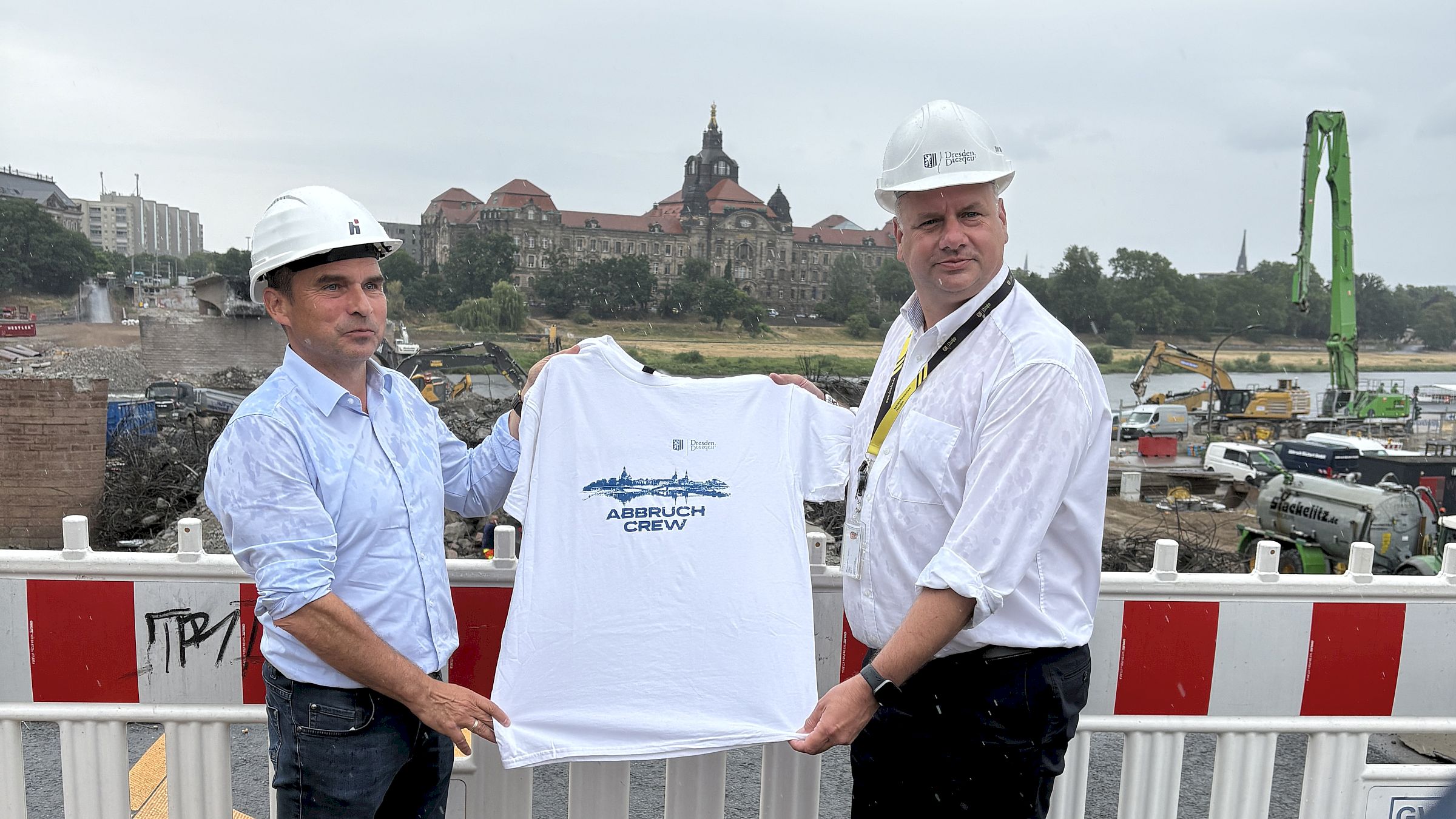 Oberbürgermeister Dirk Hilbert überreicht Thomas Alscher, Geschäftsführer der Hentschke Bau GmbH, ein Carolabrücke-T-Shirt- Foto: Landeshauptstadt Dresden