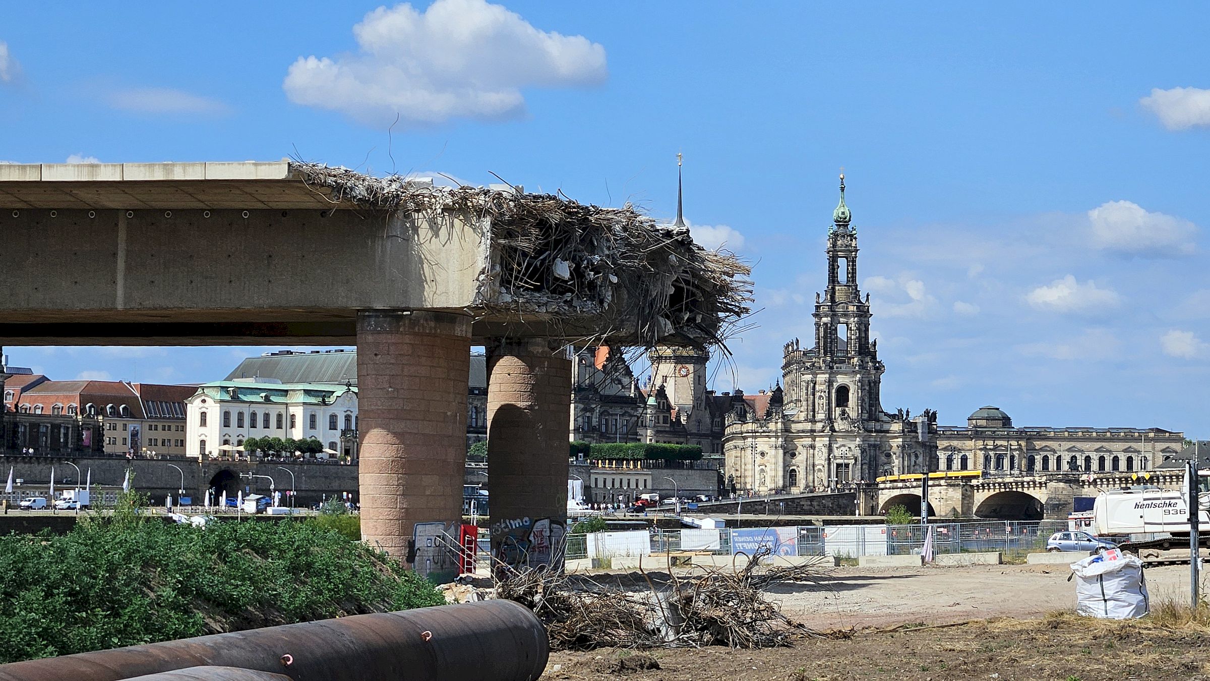 Der klägliche Rest der Brücke steht auf der Neustädter Seite. Foto: Anton Launer