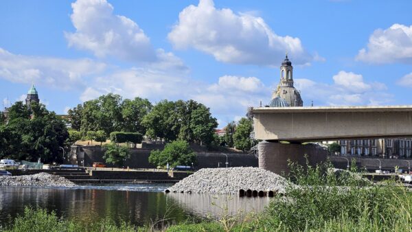 Wegen der Baustraße hat die Elbe ein paar Stromschnellen entwickelt und ist stromabwärts erheblich versandet. Das muss nun ausgebaggert werden, damit die Schifffahrtsrinne wiederhergestellt werden kann. Foto: Anton Launer