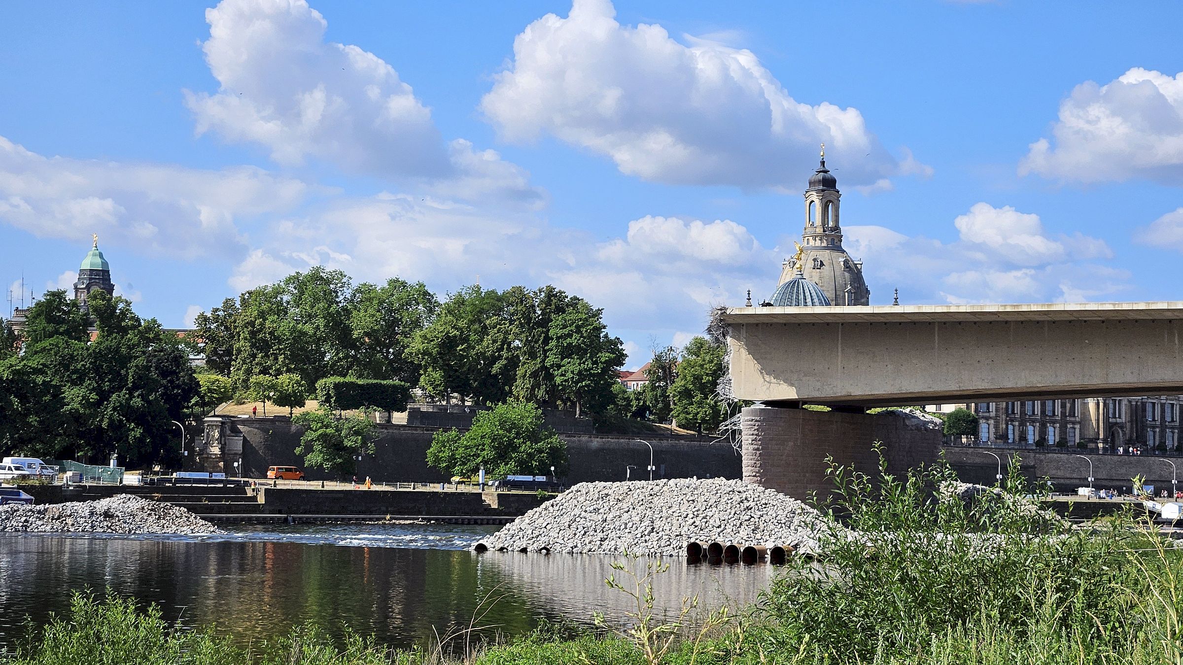 Wegen der Baustraße hat die Elbe ein paar Stromschnellen entwickelt und ist stromabwärts erheblich versandet. Das muss nun ausgebaggert werden, damit die Schifffahrtsrinne wiederhergestellt werden kann. Foto: Anton Launer