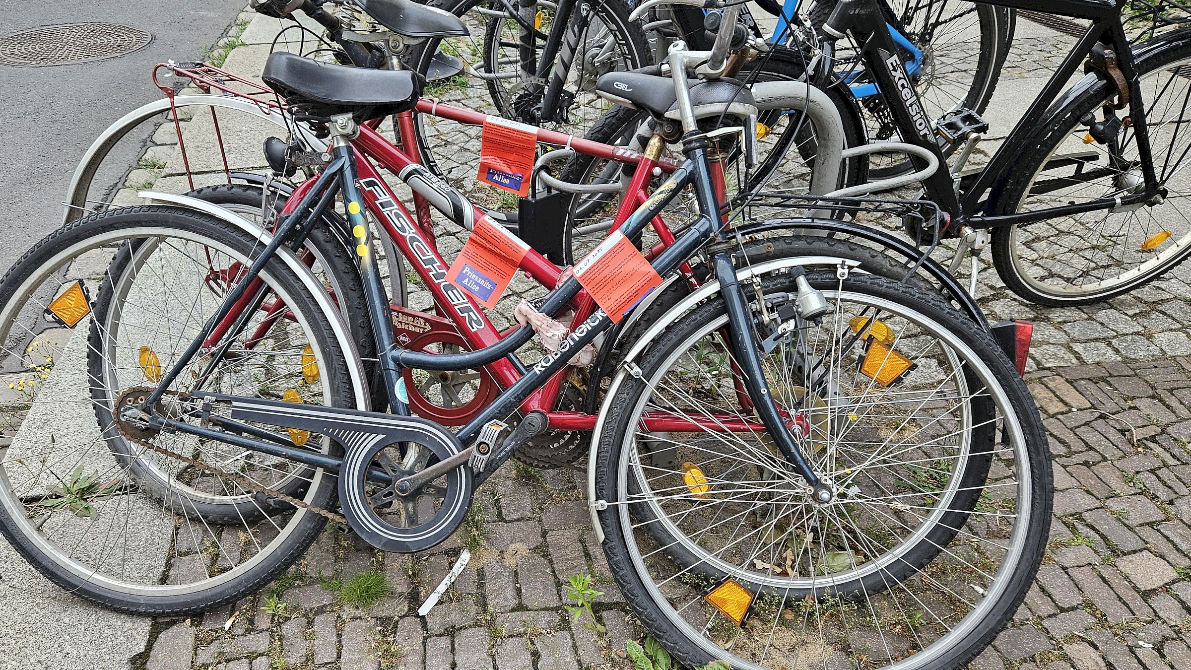 Die Initiative "Prießnitzallee" hat die Schrotträder an der Prießnitz-, Ecke Louisenstraße mit Aufklebern versehen. Foto: Anton Launer