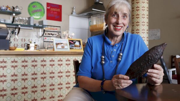 Mercedes Moraiz mit Kakao-Frucht - Foto: Anton Launer