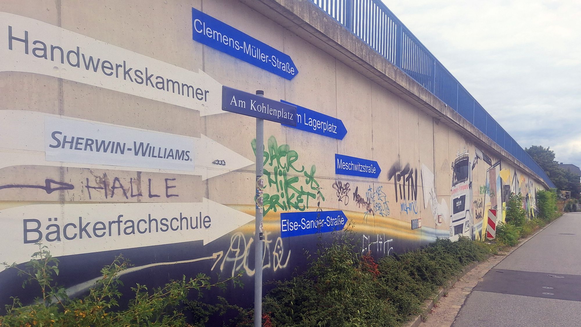 Am Kohlenplatz ist eine Straße, die oberhalb des Industriegeländes entlangführt. 