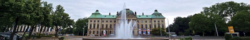Brunnen am Japanischen Palais - Header Juli 2025