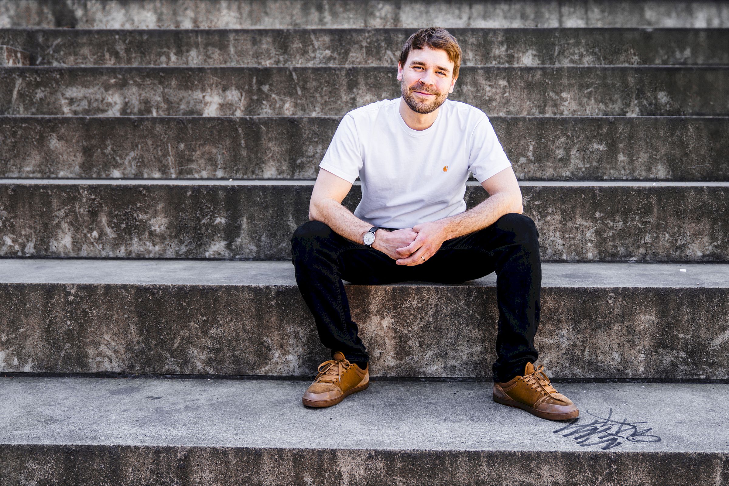 Joca auf den Stufen, die die Welt bedeuten. Foto: Johannes Haupt