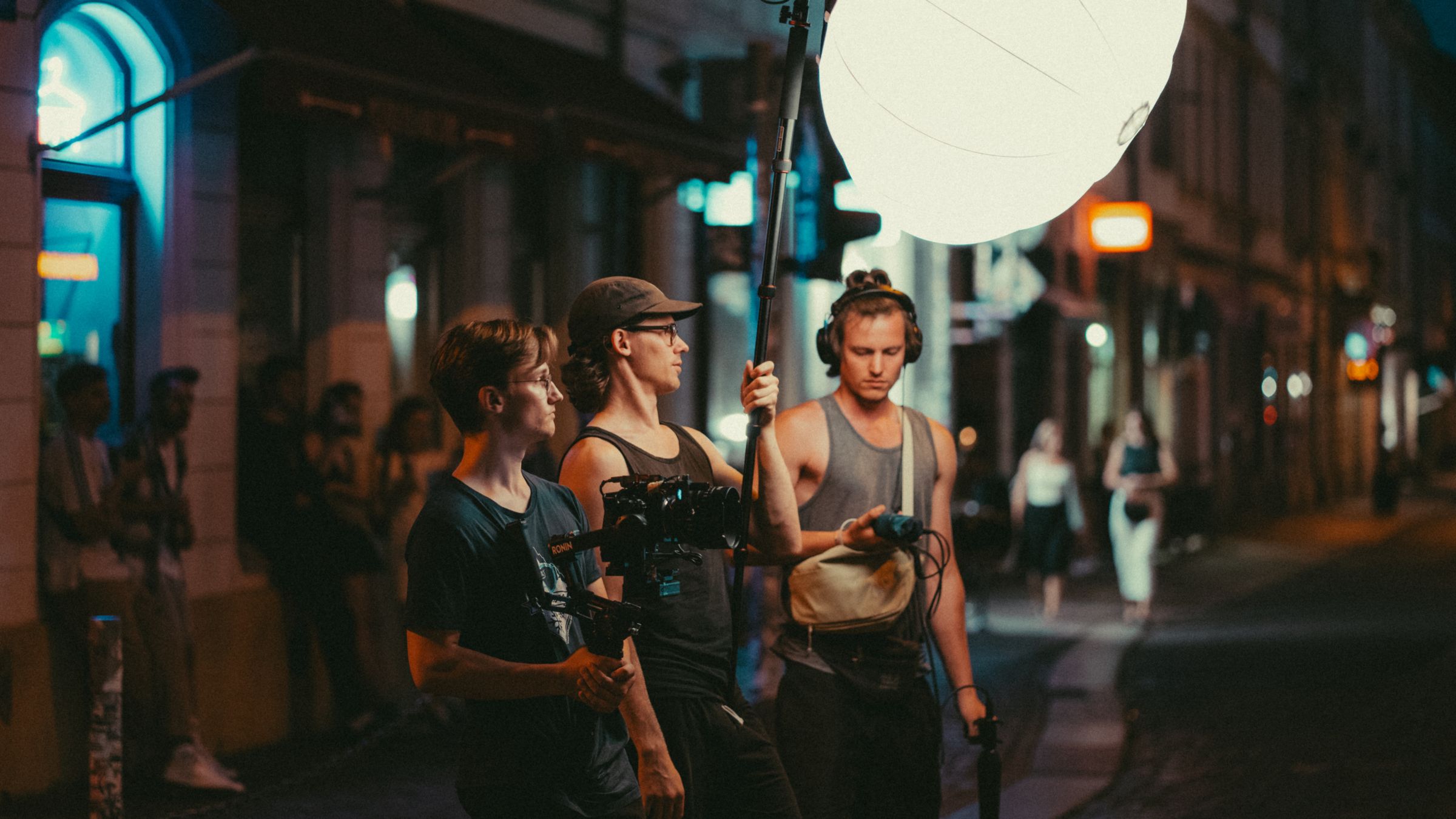 Das Team hat die Neustadt-Straßen für die einzelnen Szenen stets gut ausgeleuchtet. Foto: PR