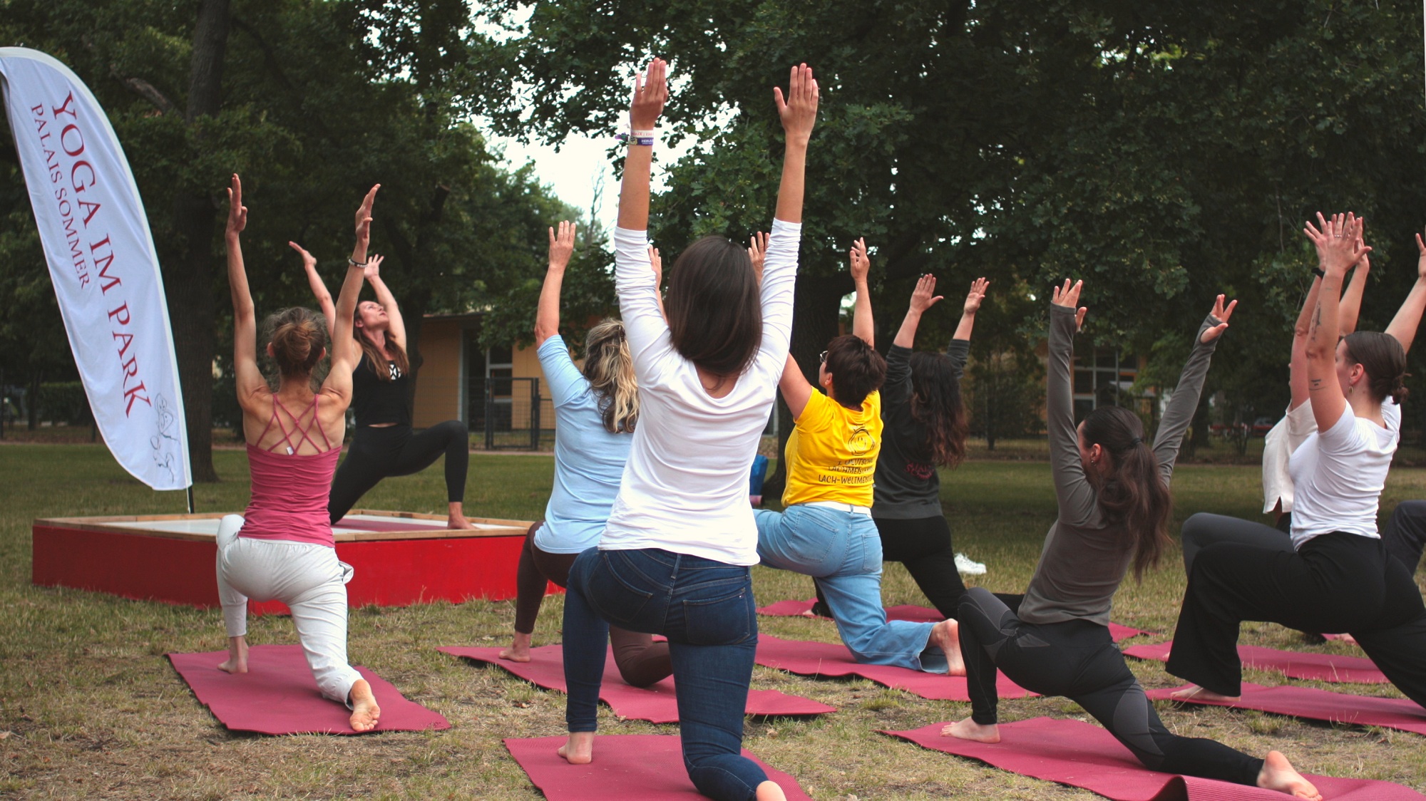 Fünfzig Trainer*innen laden an 35 Tagen zu Yogaübungen verschiedenster Stile ein. Foto: Victor Franke