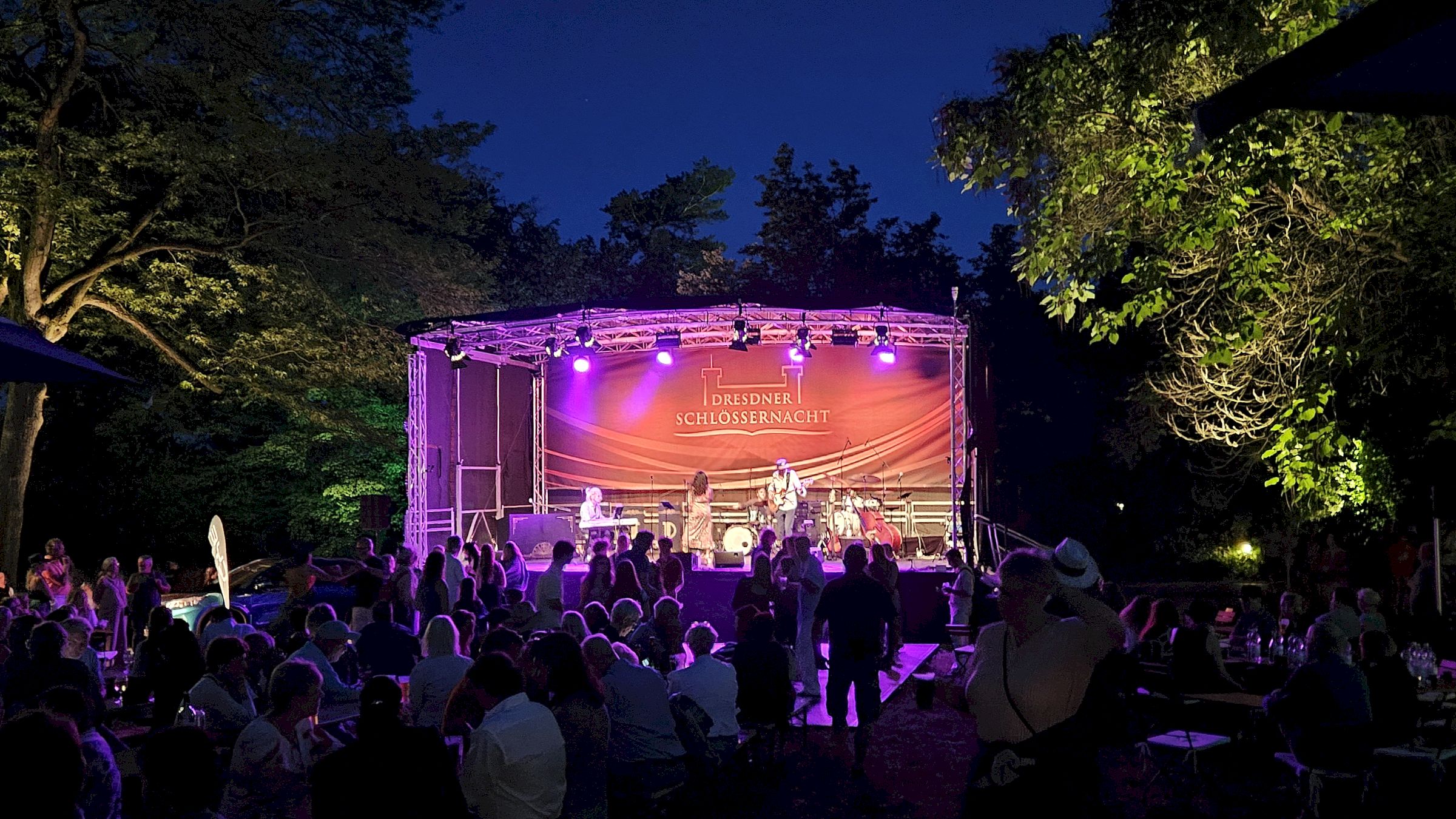 Eine der insgesamt 18 Bühnen auf dem Festgelände. Foto: Anton Launer