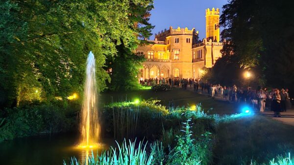 Schloss Eckberg im Abendlicht mit Springbrunnen. Foto: Anton Launer