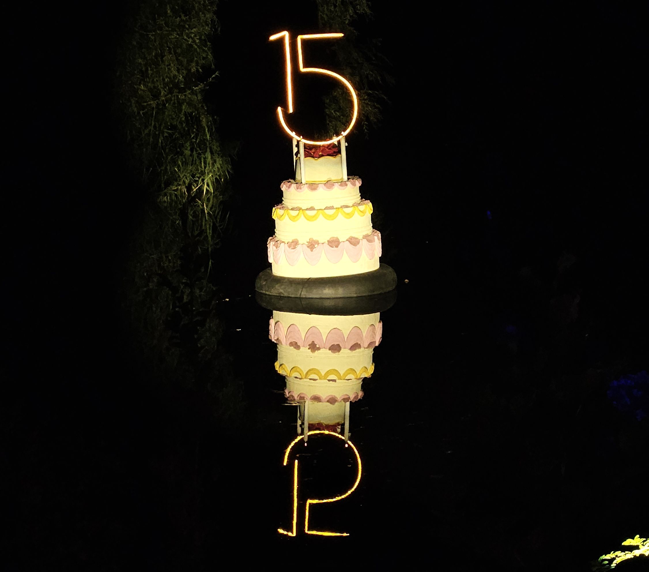 Eine schwimmende Torte zum Jubiläum. Foto: Anton Launer