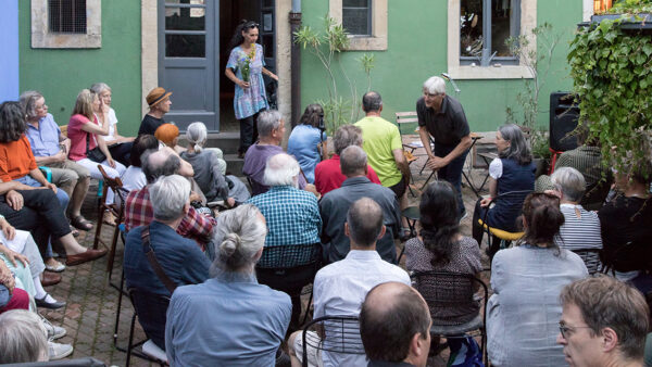 Lesung im Garten vom Lesezeichen - Foto von 2023: Peter R. FIscher