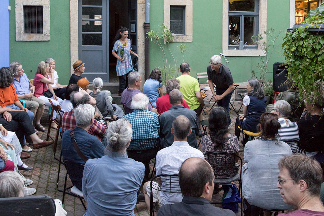 Lesung im Garten vom Lesezeichen - Foto von 2023: Peter R. FIscher
