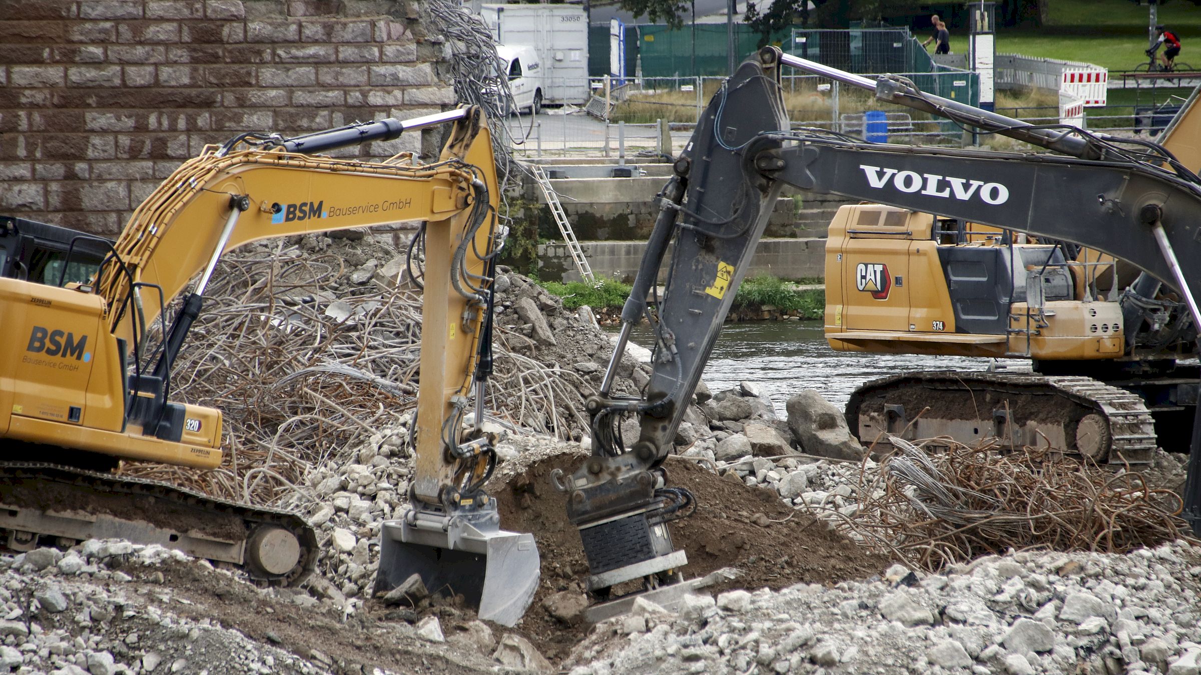 Nur noch wenige Tage zu sehen - das Bagger-Ballett. Foto: Anton Launer